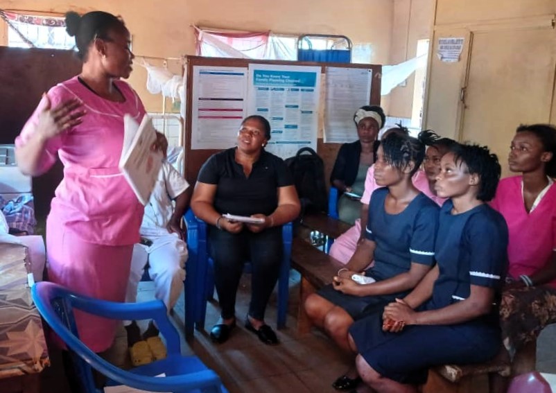 An ERPHC mentorship session at a health facility in Sierra Leone. Credit: ICAP at Columbia University