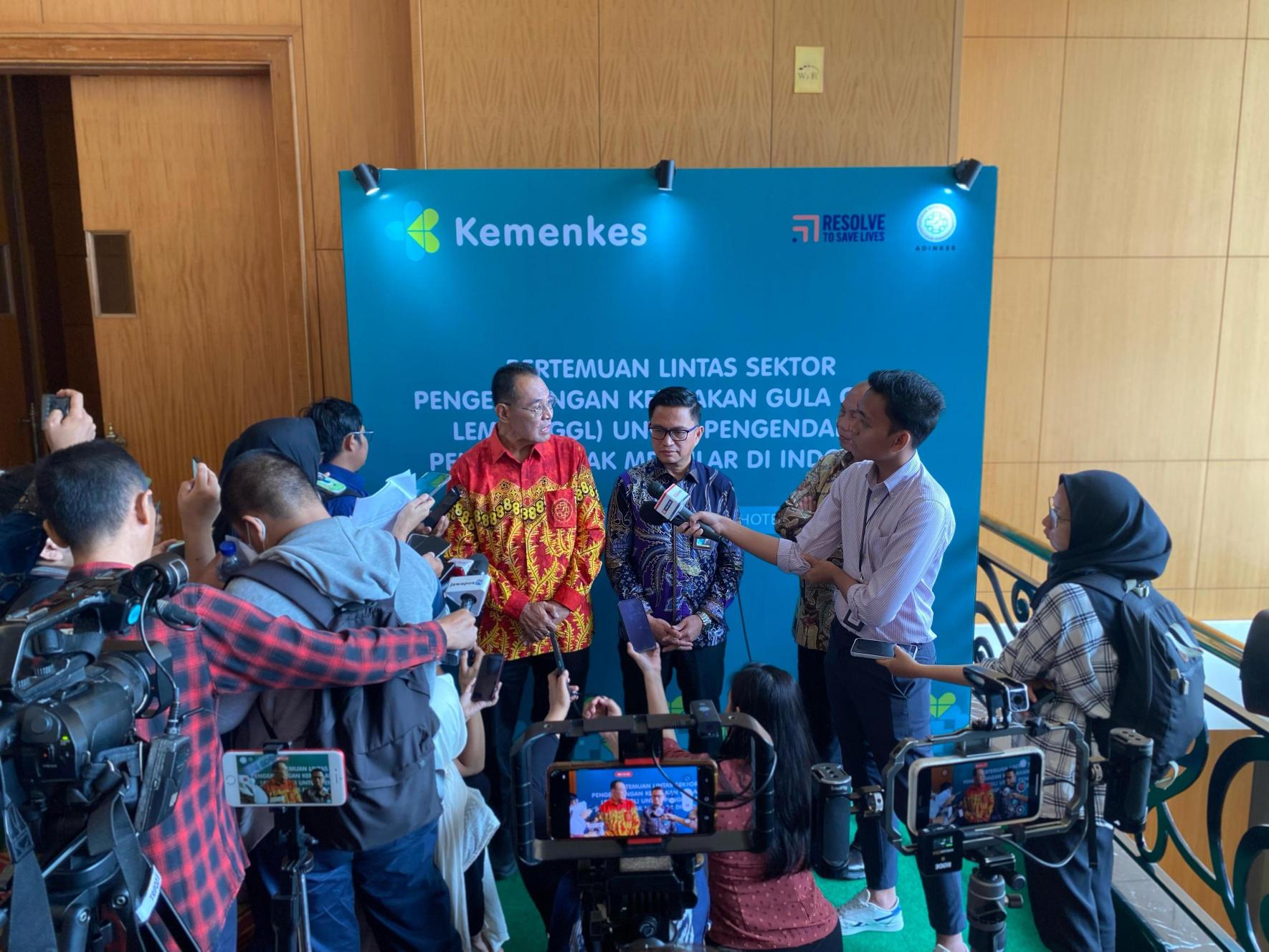 Resolve to Save Lives partners interviewed by the press in Indonesia following healthy food environment roundtable